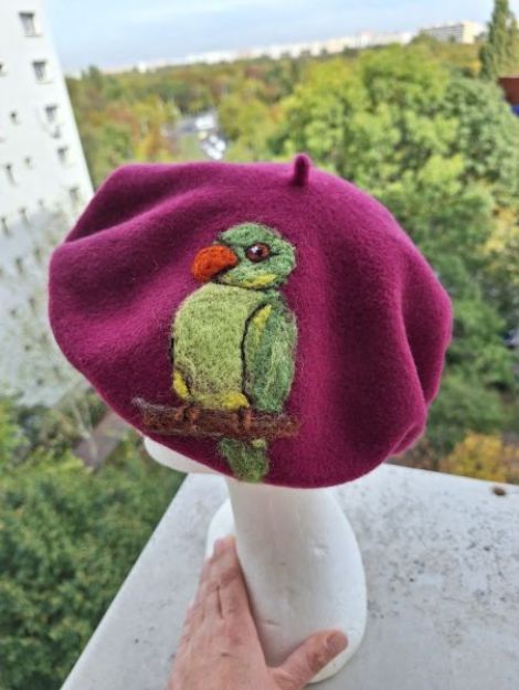 Bereta cu papagal verde