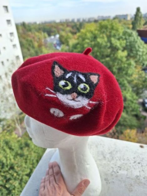 Bereta rosie cu pisicuta