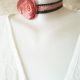 chocker piele dantela si floare roz piersica