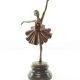 Balerina-staueta din bronz cu un soclu din bronz