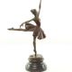 Balerina-staueta din bronz cu un soclu din bronz