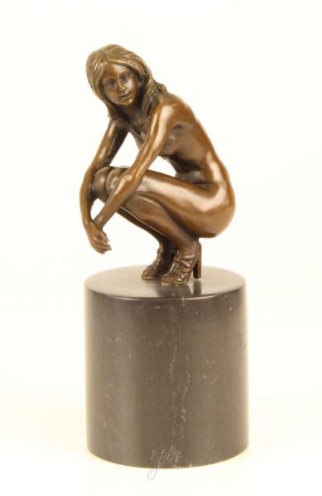 Nud ghemuit-statueta din bronz cu un soclu din mar