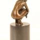 Nud ghemuit-statueta din bronz cu un soclu din mar