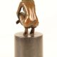 Nud ghemuit-statueta din bronz cu un soclu din mar