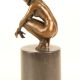 Nud ghemuit-statueta din bronz cu un soclu din mar