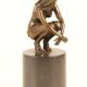 Nud ghemuit-statueta din bronz cu un soclu din mar