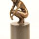 Nud ghemuit-statueta din bronz cu un soclu din mar