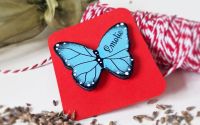 Martisor in forma de fluturas pictat brosa