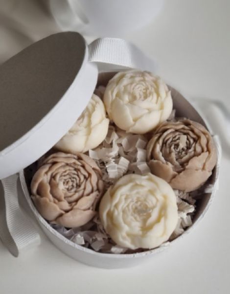 Nude peony gift box