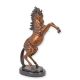 Cal sarind-statueta din bronz pe un soclu marmura