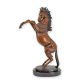Cal sarind-statueta din bronz pe un soclu marmura