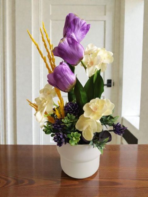 Aranjament floral cu lalele mov