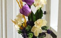 Aranjament floral cu lalele mov
