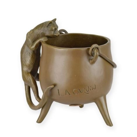 Pisicuta urcand pe un cazan-statueta din bronz