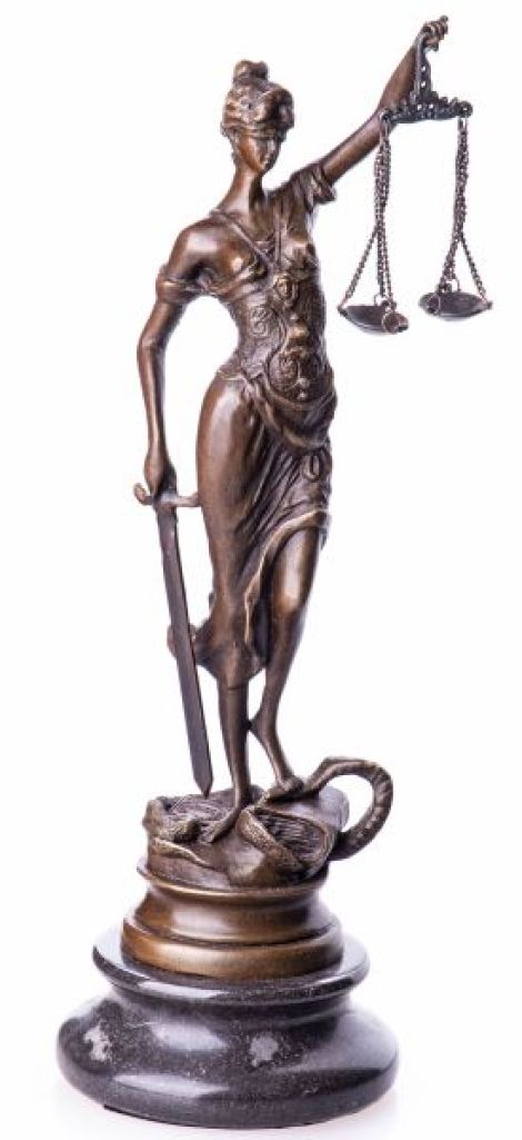 Justitia-statueta din bronz cu un soclu marmura