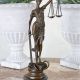 Justitia-statueta din bronz cu un soclu marmura