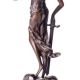 Justitia-statueta din bronz cu un soclu marmura