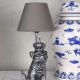 Lampa de masa cu un buldog argintiu cu coroana 