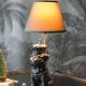 Lampa de masa cu un buldog argintiu cu coroana 