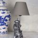 Lampa de masa cu un buldog argintiu cu coroana 