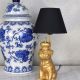 Lampa de masa cu un buldog auriu cu coroana 