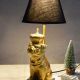 Lampa de masa cu un buldog auriu cu coroana 