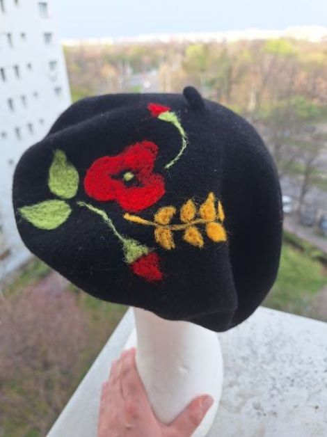 Bereta neagra cu maci si grau