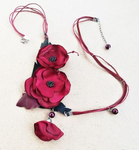 colier floral visiniu grena