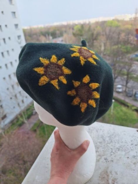 Bereta verde cu floarea soarelui