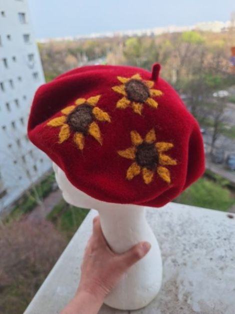 Bereta rosie cu floarea soarelui