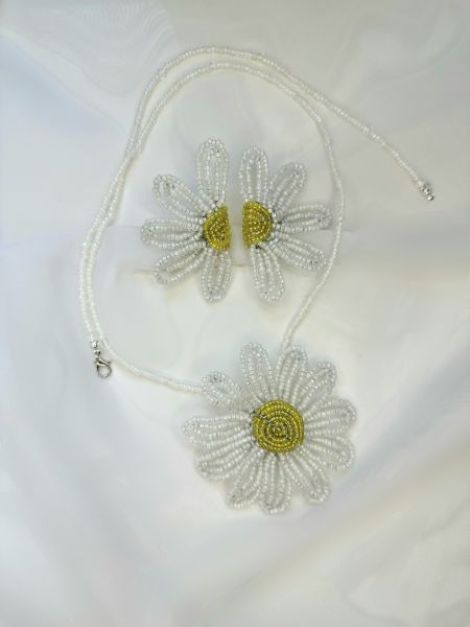 Set lantisor si cercei cu margareta din margele