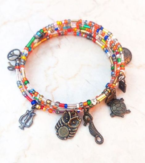 bratara boho multicolora cu charmuri