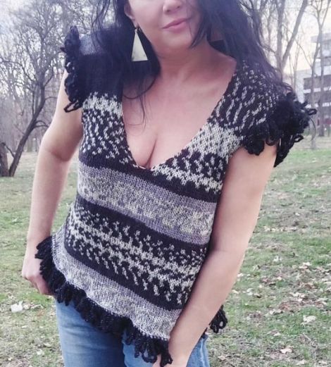 Knitted top with fancy accesories