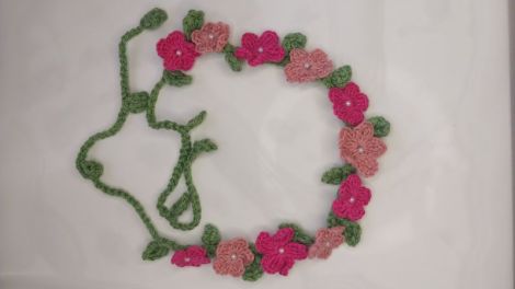 Coronita cu flori crosetate