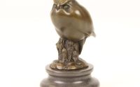 Bufnita-statueta din bronz pe un soclu din marmura