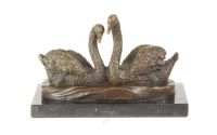 Lebede-statueta din bronz pe un soclu din marmura