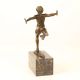 Finish-statueta din bronz cu un soclu din marmura
