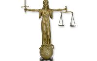 Justitia-statueta din bronz cu un soclu marmura