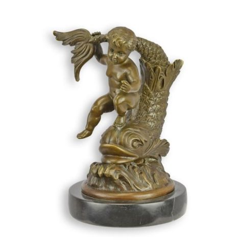 Ingeras cu un peste-statueta din bronz pe un soclu