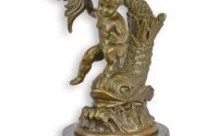Ingeras cu un peste-statueta din bronz pe un soclu