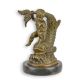 Ingeras cu un peste-statueta din bronz pe un soclu