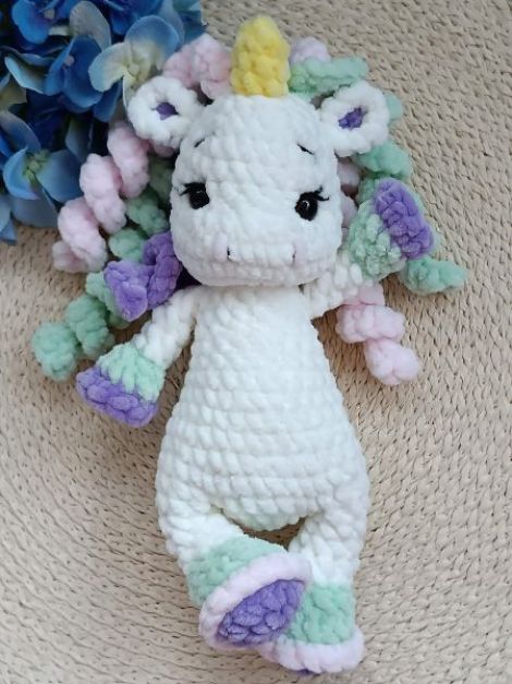 Unicornul PIC croetat manual