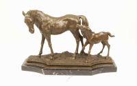 Iapa cu manz-statueta din bronz cu un soclu din ma