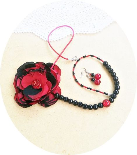 colier floral rosu si negru