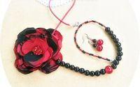 colier floral rosu si negru