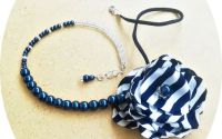 colier cu floare bleumarin in dungi si perle