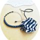 colier cu floare bleumarin in dungi si perle