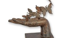 Mana cu fluturi-statueta din rasini speciale