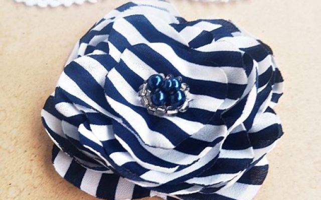 brosa  floare bleumarin in dungi si perle 9.5 cm