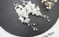 Cercei lungi handmade unicat cu flori si cristale 